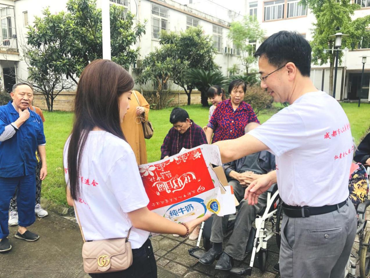 徐开强秘书长为老人们发放牛奶